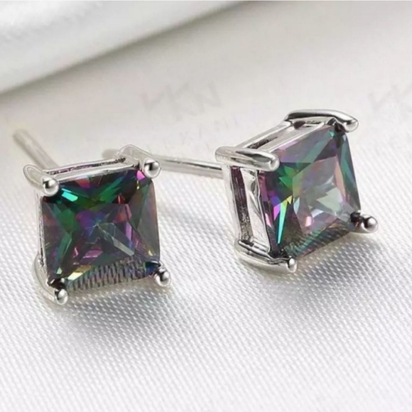 Cute Minimalist Cubic Zircon Stud Earings - Picture 3 of 4